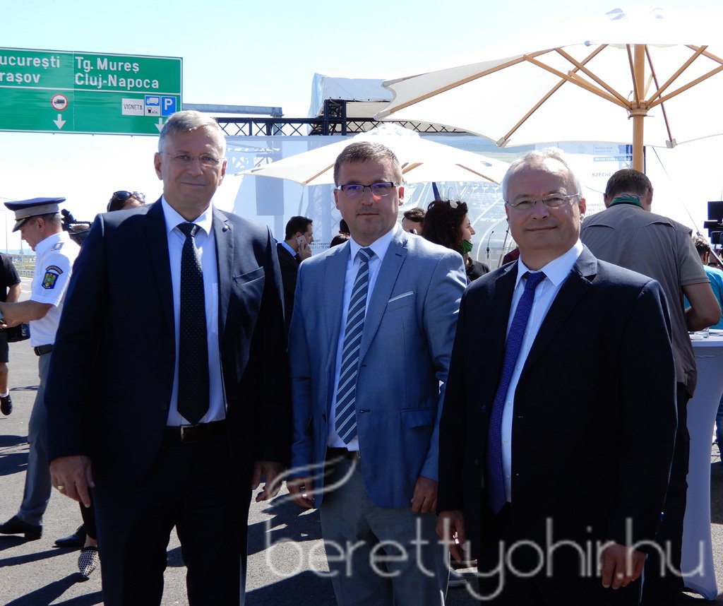 Átadták az M4-es autópálya Ártándig tartó szakaszát04